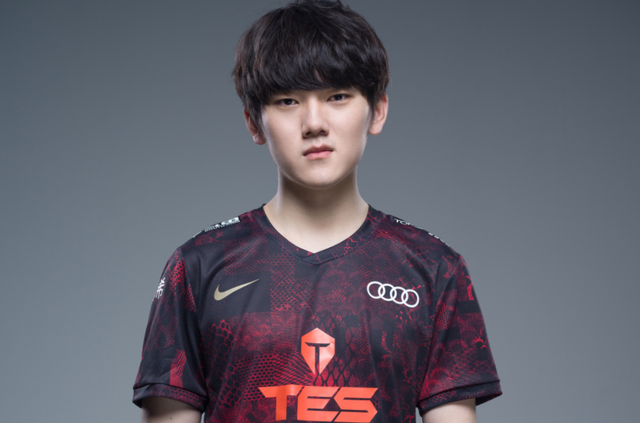 一个以足球 一个以足球